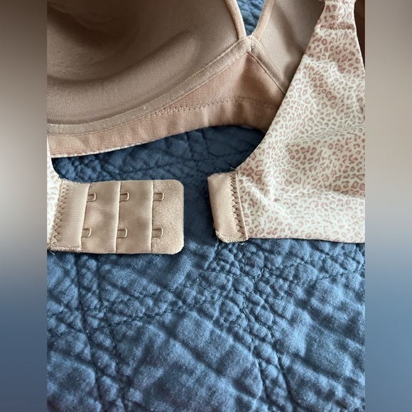 NWT Warners wireless bra. Size 40B. Nude beige animal print. - Picture 4 of 5